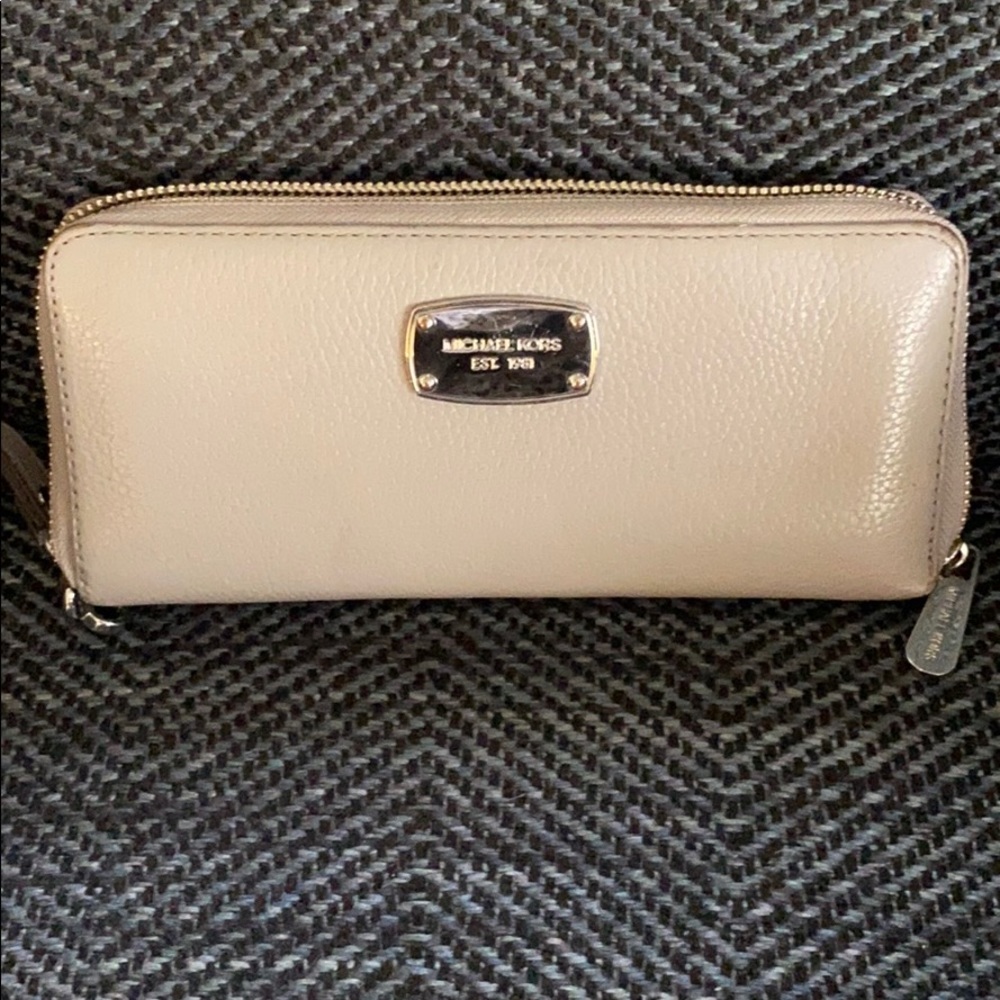 Grey Michael Kors wallet/wristlet in EUC!